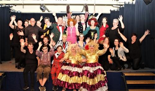 Toneeluitvoering Lang en Gelukkig VEST en VoMuZi